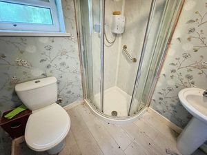Shower room- click for photo gallery